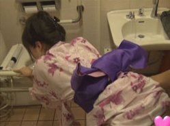 夏休みおバカJKあやちゃんみきちゃん！浴衣でトイレでバックからハメ中出し映像のサンプル画像